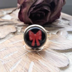 rote Schleife Ohrringe und Ringe Cabochonschmuck verschiedene Fassungen mit weißen o schwarzen Hintergrund