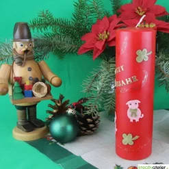 rote Silvesterkerze „Prosit Neujahr“ mit Glücksschweinchen und Kleeblättern