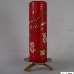 rote Silvesterkerze „Prosit Neujahr“ mit Glücksschweinchen und Kleeblättern