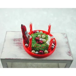 Roter  Teller mit Kerzenhalter  aus Kunststoff mit echten roten Kerzen