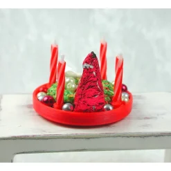 Roter  Teller mit Kerzenhalter  aus Kunststoff mit echten roten Kerzen