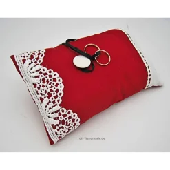 Rotes Ringkissen mit weißen Antikspitzen – Nostalgisches Unikat für Deine Hochzeit, handgemacht, 22 x 13 cm