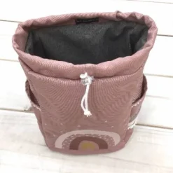 Rucksack mit Namen,  Umhängetasche, Rucksack mit Regenbogen, altrosa dunkel, weiß bestickt,  Kindergartenrucksack