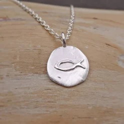 Runder Silberanhänger im Münzdesign 