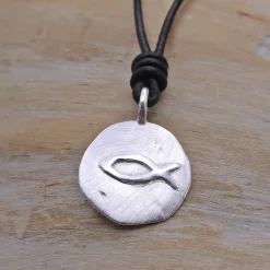 Runder Silberanhänger im Münzdesign 