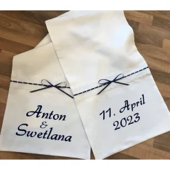 Ruschnik Brottuch zur Hochzeit mit Namen in Dunkelbalu bestickt