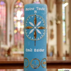 Rustic Taufkerze oceanblau maritim mit gold weißer Windrose und 3 goldenen Symbolen Kreuz, Anker und Fisch