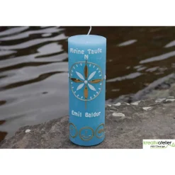 Rustic Taufkerze oceanblau maritim mit gold weißer Windrose und 3 goldenen Symbolen Kreuz, Anker und Fisch