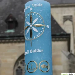 Rustic Taufkerze oceanblau maritim mit gold weißer Windrose und 3 goldenen Symbolen Kreuz, Anker und Fisch