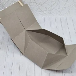 ​Rustikale Geschenkbox "Grünmützen-Wichtel mit Schlitten" | Handgemachte Verpackung mit abnehmbarem Wichtel-Anhänger