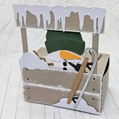 Rustikale Geschenkbox "Schneemann-Wichtel mit Schlitten" | Handgemachte Verpackung mit abnehmbarem Anhänger