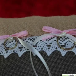 Rustikales Ringkissen aus natur-brauner Jute mit eleganter Klöppelspitze und hübschen Satinschleifen