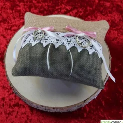 Rustikales Ringkissen aus natur-brauner Jute mit eleganter Klöppelspitze und hübschen Satinschleifen