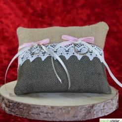 Rustikales Ringkissen aus natur-brauner Jute mit eleganter Klöppelspitze und hübschen Satinschleifen