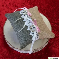 Rustikales Ringkissen aus natur-brauner Jute mit eleganter Klöppelspitze und hübschen Satinschleifen