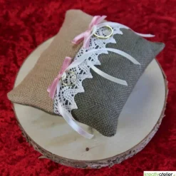 Rustikales Ringkissen aus natur-brauner Jute mit eleganter Klöppelspitze und hübschen Satinschleifen