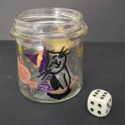 SALE -30% (Code: NEUEABENTEUER) |  Handbemaltes Glas mit Hexenkätzchen – vielseitig als Windlicht oder Stiftehalter