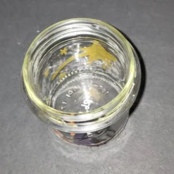 SALE -30% (Code: NEUEABENTEUER) |  Handbemaltes Glas mit Hexenkätzchen – vielseitig als Windlicht oder Stiftehalter