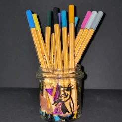 SALE -30% (Code: NEUEABENTEUER) |  Handbemaltes Glas mit Hexenkätzchen – vielseitig als Windlicht oder Stiftehalter