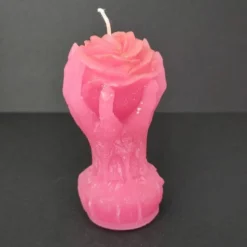 SALE -30% (Code: NEUEABENTEUER) | Handgefertigte Kerze Rose in Händen – Unikat aus recyceltem Wachs, pink