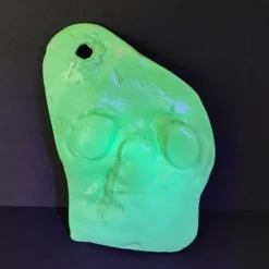 SALE -30% (Code: NEUEABENTEUER | Leuchtender Totenschädel aus Ton – handgemachte Halloween-Deko luoreszierendem Effekt