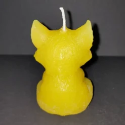 SALE -30% (Code: NEUEABENTEUER) | Handgegossene Kerze Meditationskatze – Gelb, recyceltes Wachs, Unikat