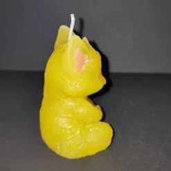 SALE -30% (Code: NEUEABENTEUER) | Handgegossene Kerze Meditationskatze – Gelb, recyceltes Wachs, Unikat