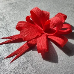 SALE -30% (Code: NEUEABENTEUER) | Dekorative Schleife aus farbechtem Floristenkrepp – rot, Ø ca. 20 cm