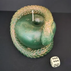 SALE -30% (Code: NEUEABENTEUER) | Handgegossene Kerze Apfel mit Schlange – einzigartiges Unikat aus recyceltem Wachs