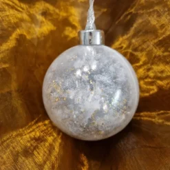 Satinierte Weihnachtskugel befüllt mit Girlande und Glitter auf der Innenseite, B-WARE!!!