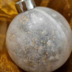 Satinierte Weihnachtskugel befüllt mit Girlande und Glitter auf der Innenseite, B-WARE!!!