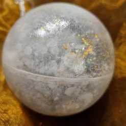 Satinierte Weihnachtskugel befüllt mit Girlande und Glitter auf der Innenseite, B-WARE!!!