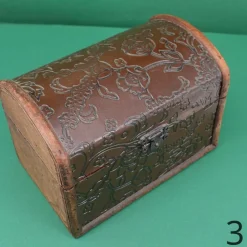 Schatztruhe, Holztruhe mit verschiedenen Mustern