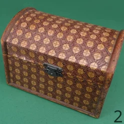 Schatztruhe, Holztruhe mit verschiedenen Mustern