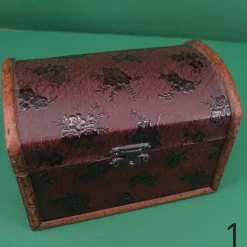 Schatztruhe, Holztruhe mit verschiedenen Mustern