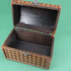 Schatztruhe, Holztruhe mit verschiedenen Mustern