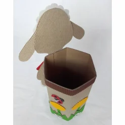 Schäfchen mit Geschenkbox als Osternest oder Frühlingsdeko, Osterlämmchen Tischdeko aus Wellpappe, originelles Osternest