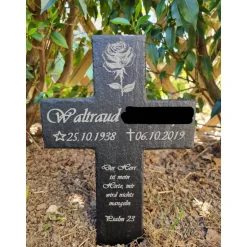 Schieferkreuz 30x20cm personalisiert – Gedenkkreuz mit individueller Gravur für Grab, Urnengrab & Baumgrab