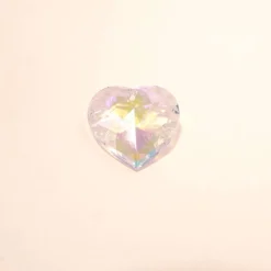 Schimmernde Kristallherzen mit einem kleinen Loch, vielseitige Deko
