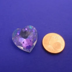 Schimmernde Kristallherzen mit einem kleinen Loch, vielseitige Deko