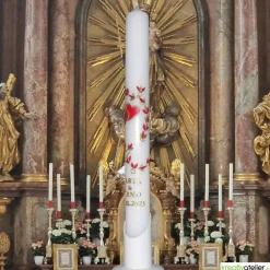 Schlanke Hochzeitskerze mit goldumrahmten roten Herzen und Blattranke, personalisierbar, ideale Hochzeitsdeko