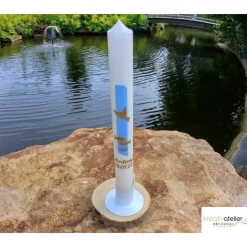 schlanke weiße Taufkerze für Jungen mit Taube, Fischen und Wellen in gold, personalisierbar mit Namen und Datum