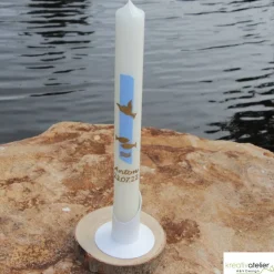 schlanke weiße Taufkerze für Jungen mit Taube, Fischen und Wellen in gold, personalisierbar mit Namen und Datum