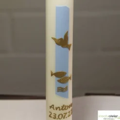 schlanke weiße Taufkerze für Jungen mit Taube, Fischen und Wellen in gold, personalisierbar mit Namen und Datum