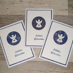 Schlichte Weihnachtskarten Engel in Weiß Blau mit Holzengel & Spruch
