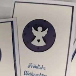 Schlichte Weihnachtskarten Engel in Weiß Blau mit Holzengel & Spruch