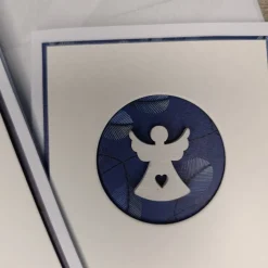 Schlichte Weihnachtskarten Engel in Weiß Blau mit Holzengel & Spruch