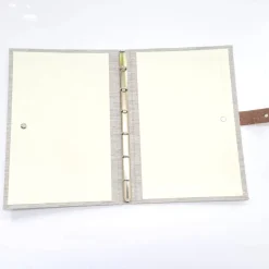 Schlichtes, elegantes Stammbuch Standardformat personalisiert mit Verschluss – Handgefertigt aus Rohleinen