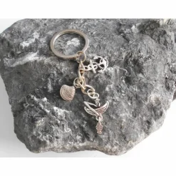 Schlüsselanhänger Angler im Boot – Versilberter Anhänger mit Anker und Fisch