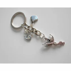 Schlüsselanhänger Angler im Boot – Versilberter Anhänger mit Anker und Fisch